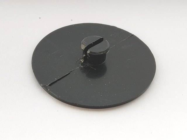 Пластина противоскрипная рессорная
Диаметр пластины - 50 мм
Толщина пластины 1,8 мм
Необходимый диаметр отверстия для фиксации пластины на рессорном листе - 10,5 мм,