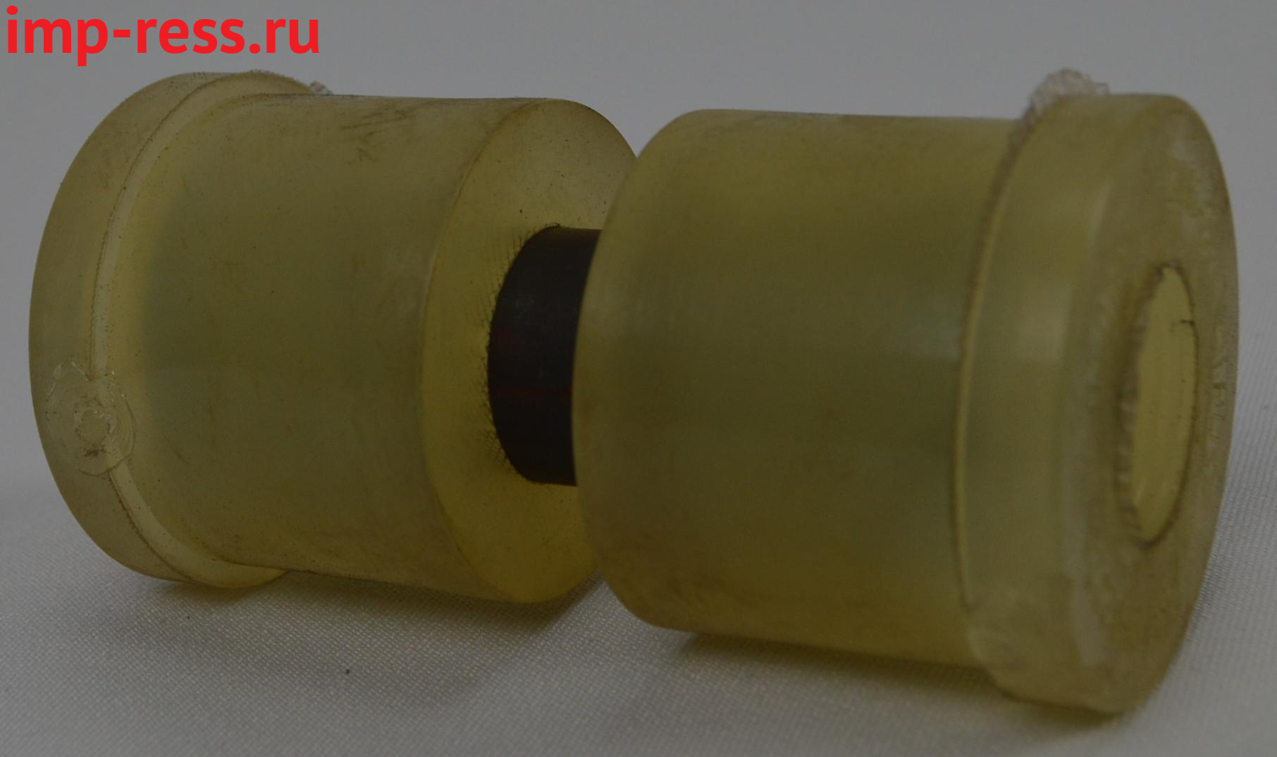 Комплект втулок передних для рессоры Мitsubishi L200 с 2015 года . 
Размер 41,5/14,5 (внешний, внутренний диаметры). 
Комплект состоит из двух полиуретановых полувтулок и металлического сердечника.
Ширина внутренней втулки (сердечника) 80 мм
Подходит для автомобилей с 2015 годы выпуска,
